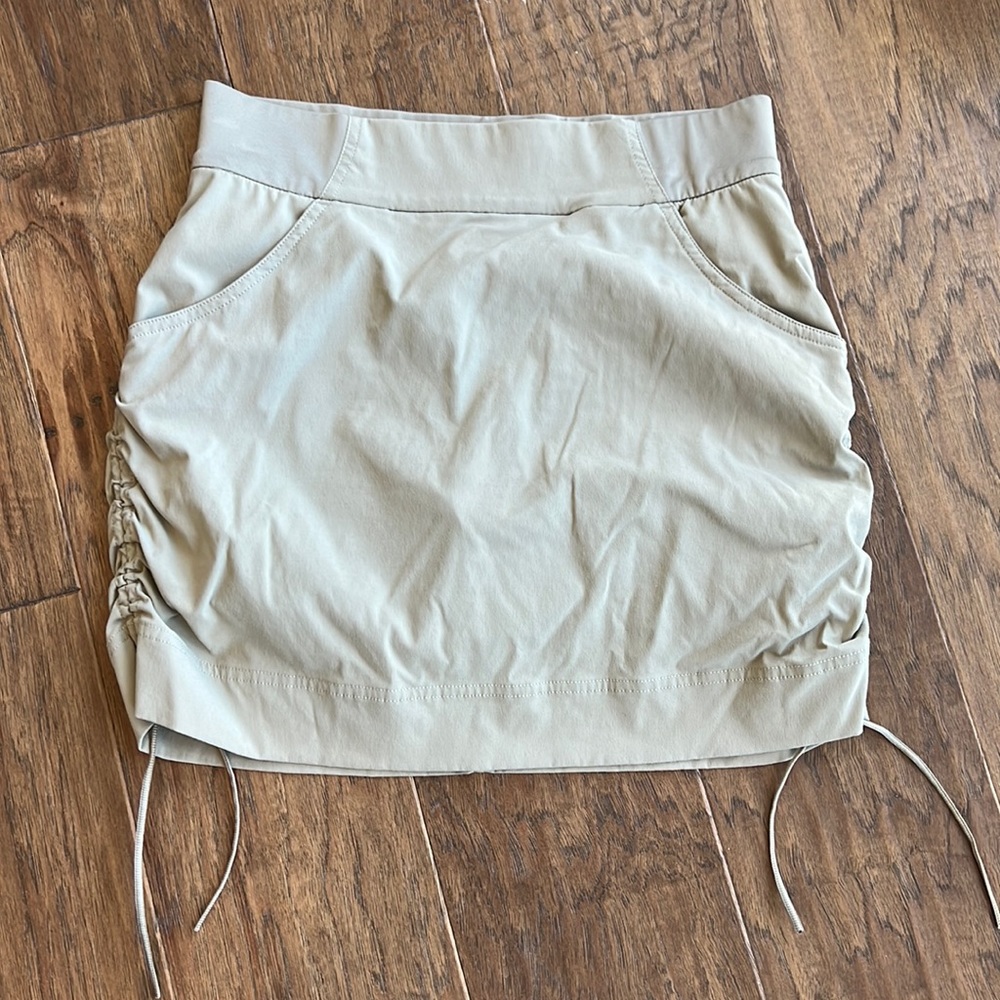 Columbia Women’s skort with ties for adjustable sides